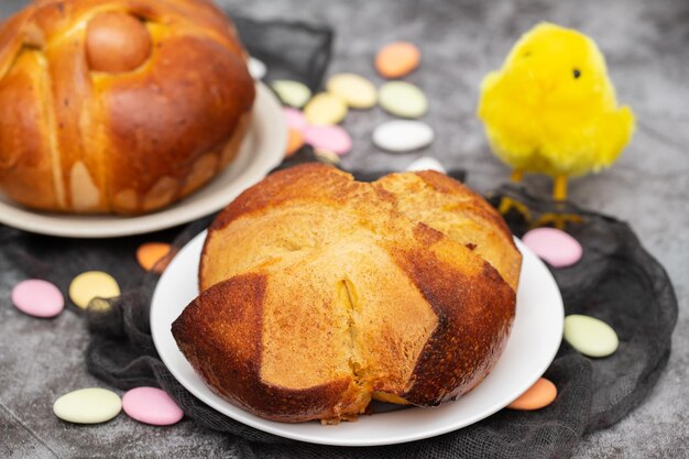 Folar de Pascua portugués fresco en un plato blanco en la oscuridad