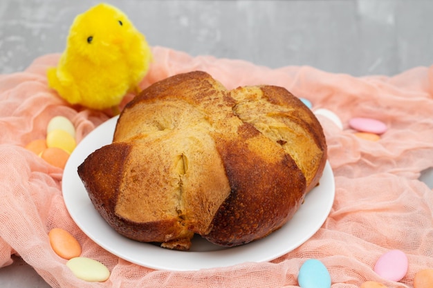 Folar de Pascua portugués fresco en un plato blanco