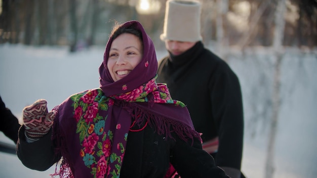 Folclore ruso gente rusa bailando al aire libre en invierno