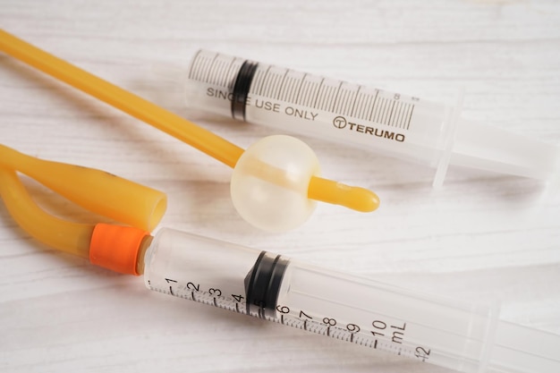Foley-Katheter und Urinabflussbeutel sammeln Urin für Behinderte oder Patienten im Krankenhaus