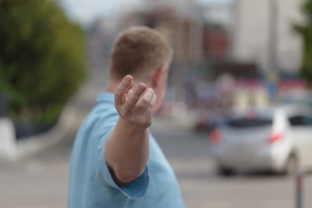 Folge mir. Mann hält die Hand, während er den Weg nach oben zeigt