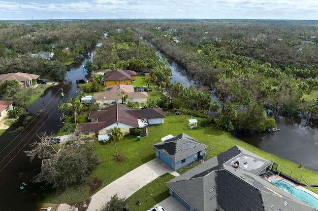 Foto folgen der naturkatastrophe starke überschwemmung mit hohem wasser um wohnhäuser nach dem hurrikan ian regenfälle im wohngebiet floridas