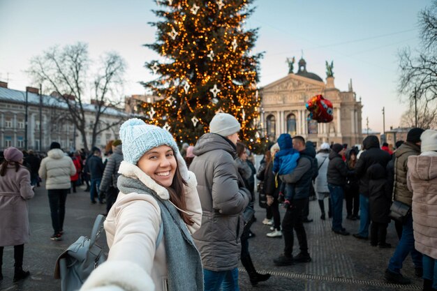 Folgen Sie mir Konzept Frau Mann zum Weihnachtsbaum ziehen