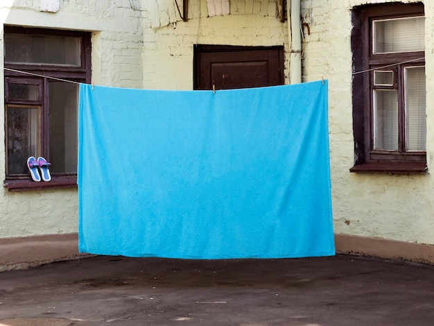 Foto folha azul para secar em uma corda no antigo quintal