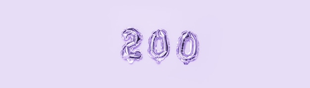 Folha Balão de cor muito peri número 200 em fundo roxo. Elementos de decoração para design de banner, capa, aniversário ou convite para festa de aniversário