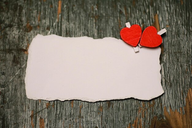 folha branca de papel notas de amor e forma de coração