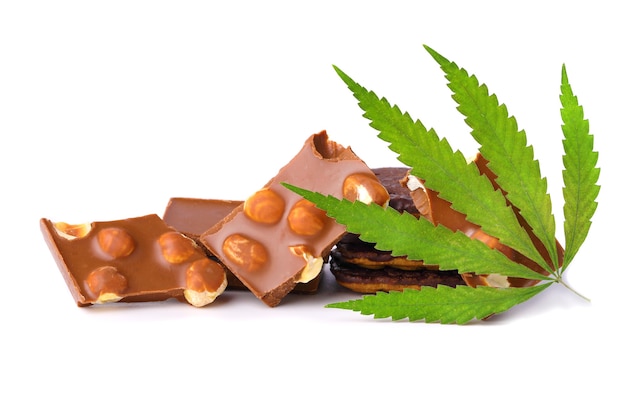 Folha de cânhamo com pedaços de chocolate com nozes contendo cannabis CBD