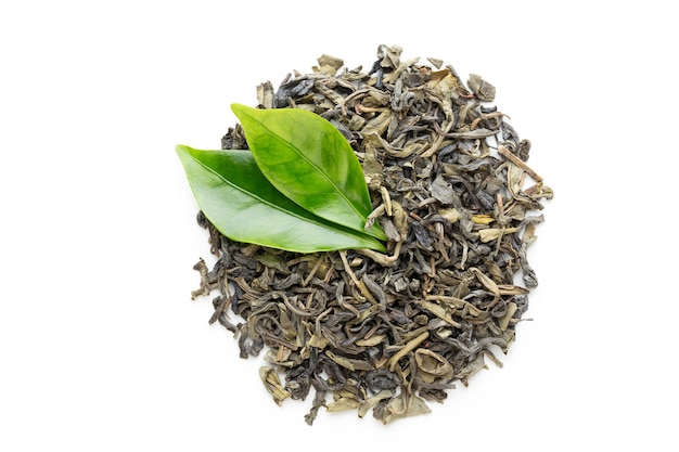 Folha de chá verde bio isolada no branco