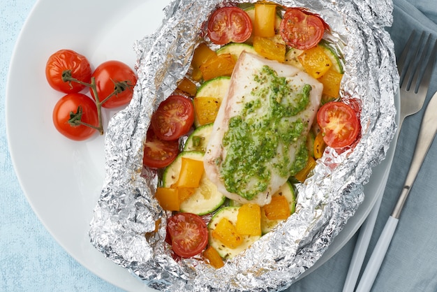 Folha de jantar com peixe branco. Filete de bacalhau no forno, poleiro com legumes