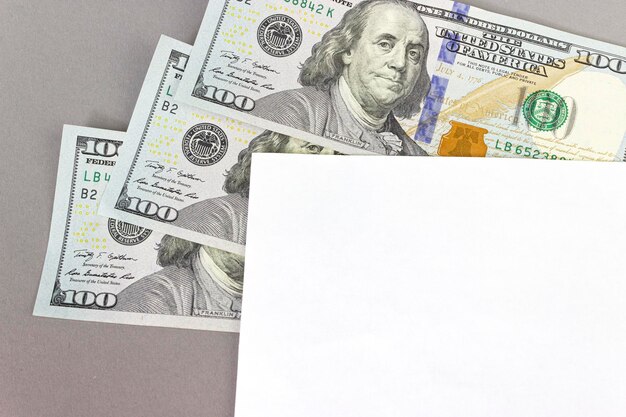 Folha de papel branca vazia na moeda dos EUA Notas de cem dólares Mock up espaço de cópia