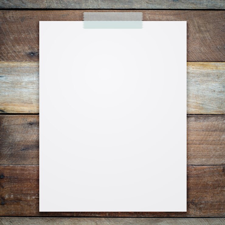 Foto folha de papel branco vazio em fundo de madeira