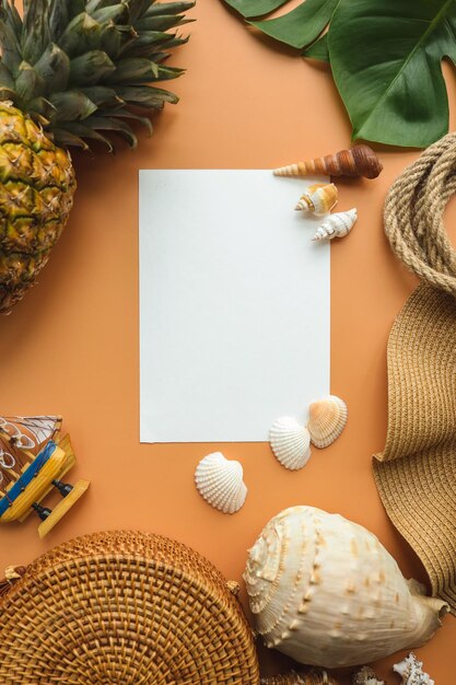 Foto folha de papel com espaço para texto no fundo de acessórios de verão