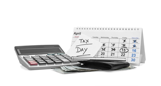 Folha de papel de calendário com texto TAX DAY e carteira em fundo branco