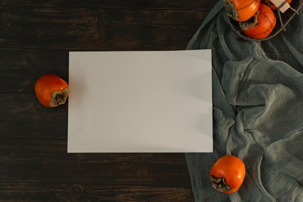 folha de papel em branco na mesa de madeira escura com pano de caqui e cinza