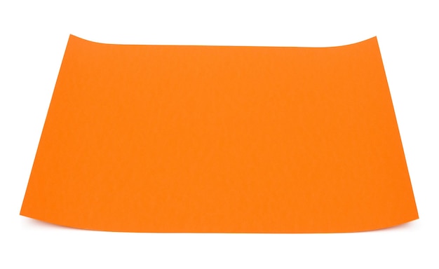 Folha de papel laranja isolada no fundo branco