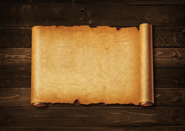 Folha de papel medieval velha Rolo de pergaminho horizontal em uma placa de madeira