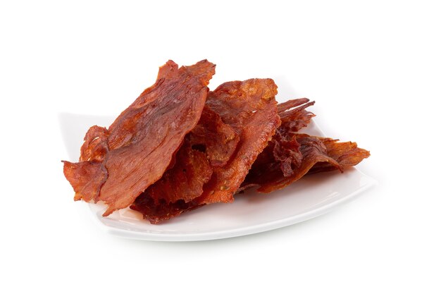 Folha doce da carne de porco - estilo asiático do alimento na placa branca isolada em um fundo branco.