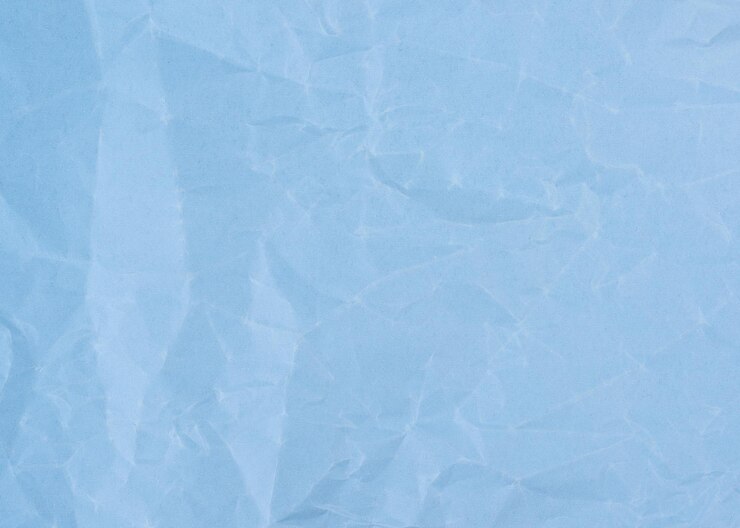 Foto folha enrugada de papel azul claro pano de fundo texturizado