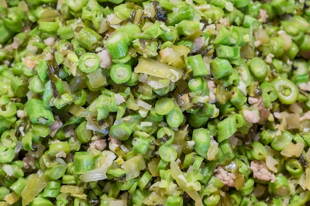 Folhado de feijão-fradinho com chucrute e costelinha de porco