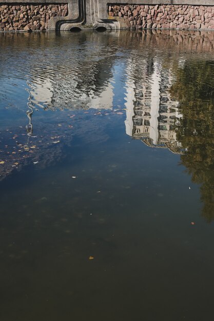 folhagem colorida de outono com reflexo na água.