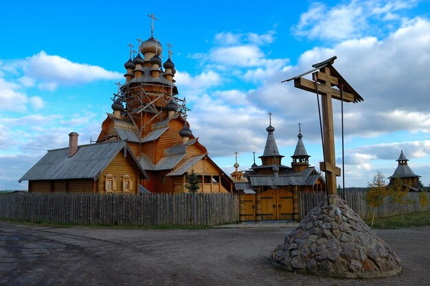 Folhagem colorida do mosteiro e da igreja Aumnal do parque nacional da Ucrânia do carvalho