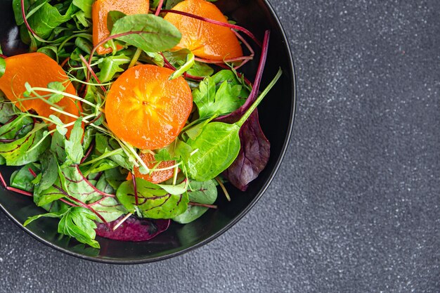 Folhas de alface de caqui de salada misturam comida de refeição saudável verde lanche na mesa copie comida de espaço