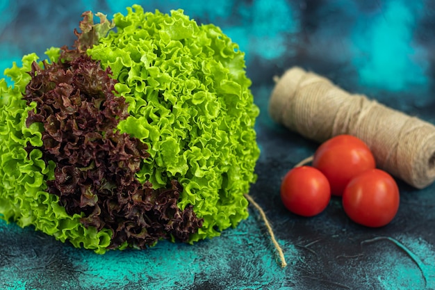 Folhas de alface verde e vermelha Benefícios e vitaminas da colheita da primavera Em um espaço de cópia de fundo escuro