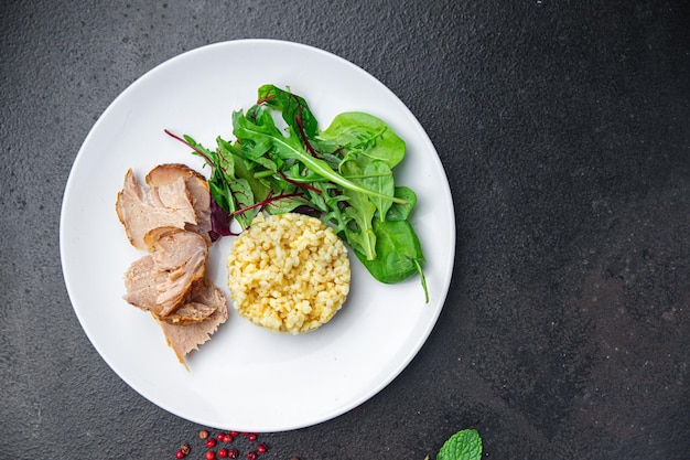 Folhas de carne e salada de bulgur alface refeição saudável dieta lanche na mesa cópia espaço comida