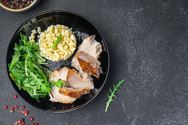 Folhas de carne e salada de bulgur alface refeição saudável dieta lanche na mesa cópia espaço comida