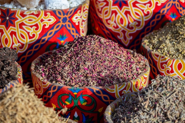Folhas de chá secas de karkade na cesta de vime no mercado de rua Sharm el Sheikh Egito Hibisco de ervas secas para chá em cestas Ervas árabes no bazar tradicional