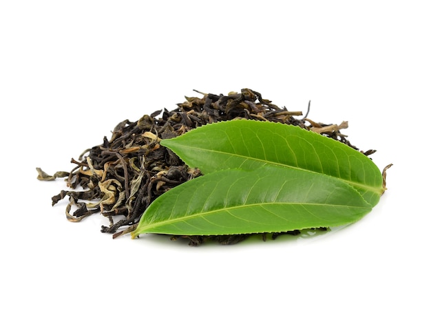 Folhas de chá verde com folhas de chá secas isoladas em branco.