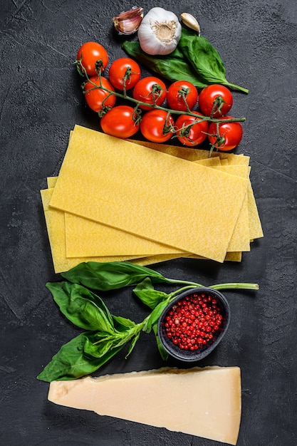 Folhas de lasanha crua. ingredientes manjericão, tomate cereja, parmesão, alho, pimenta