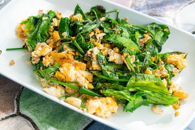 Folhas de Malindjo salteadas com ovo e camarão seco. Estilo de comida tailandesa local