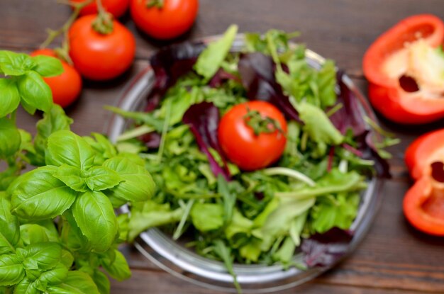 Folhas de manjericão closeup e ervas ingredientes de tomate para fazer salada