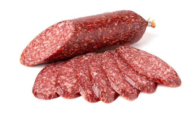 Folhas de manjericão de salsicha de salame defumado e grãos de pimenta closeup isolado em um fundo branco