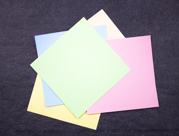 Folhas de modelo de artigos de papelaria de adesivos de escritório coloridos espaço de cópia em branco