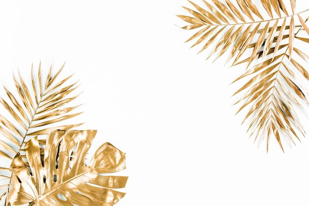 Foto folhas de palmeira tropical dourada monstera em fundo branco conceito mínimo de vista superior plana
