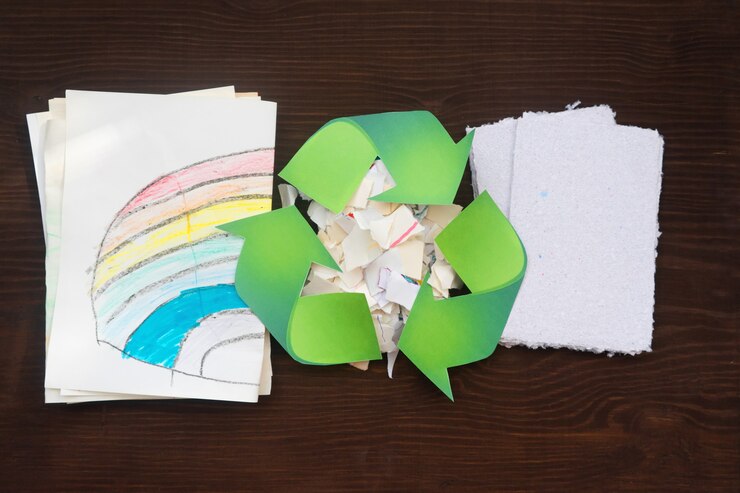 Foto folhas de papel e uma placa de zero desperdício estão sobre a mesa. conceito de reciclagem de papel.