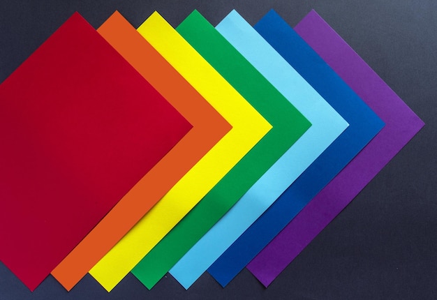 Folhas de papel multicolorido. Cores do arco-íris. símbolo da comunidade LGBT