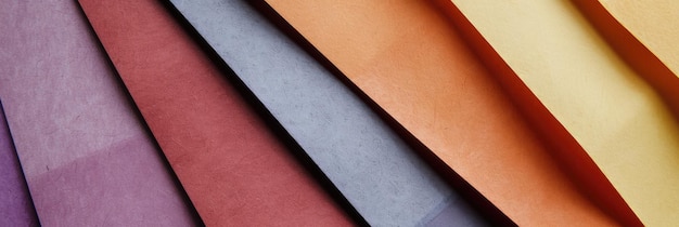 Folhas de papel vibrantes em um arranjo diagonal