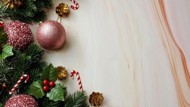 Folhas de pinheiro verde, decorações de Natal rosa e bastões de doces em fundo de mármore macio, decorações de Natal na cor rosa brilhante e chique. Conceito de Natal simples e criativo.