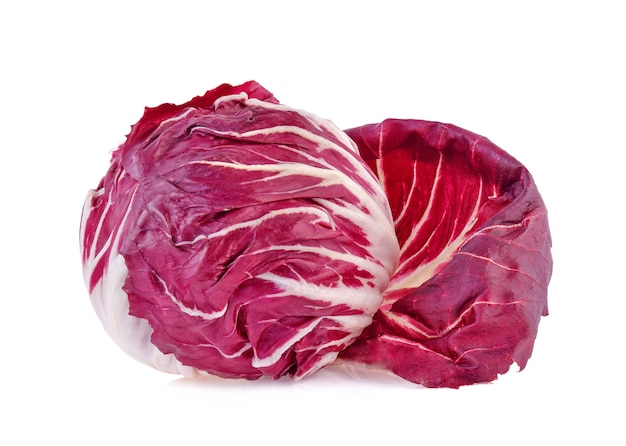 Folhas de radicchio isoladas em branco