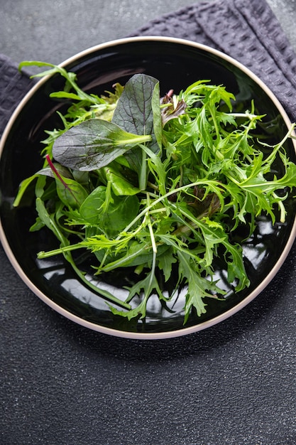 Folhas de salada verde saudável misturam salgadinhos micro verdes e suculentos na mesa copiam comida espacial