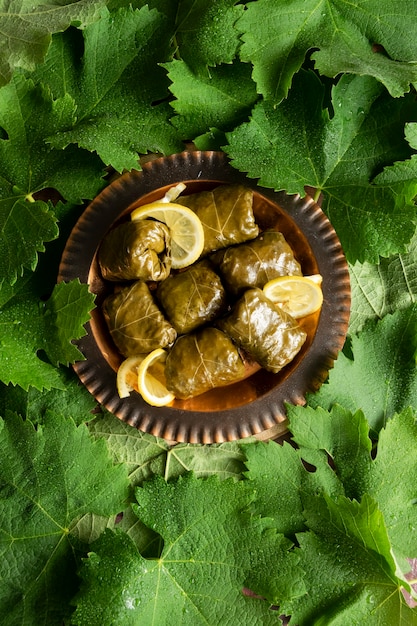 Foto folhas de uva recheadas, comida caseira saudável