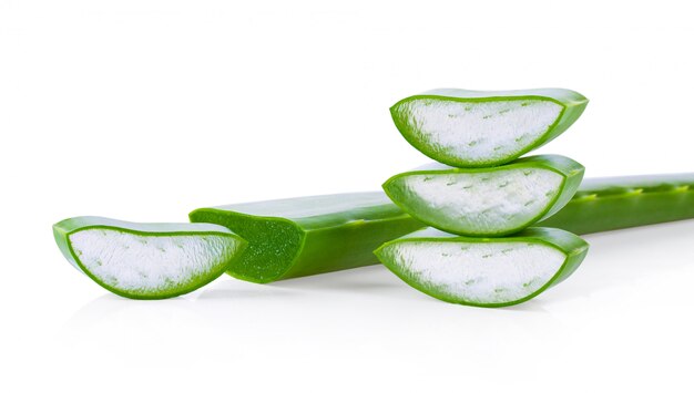 Folhas frescas de aloe vera com fatias