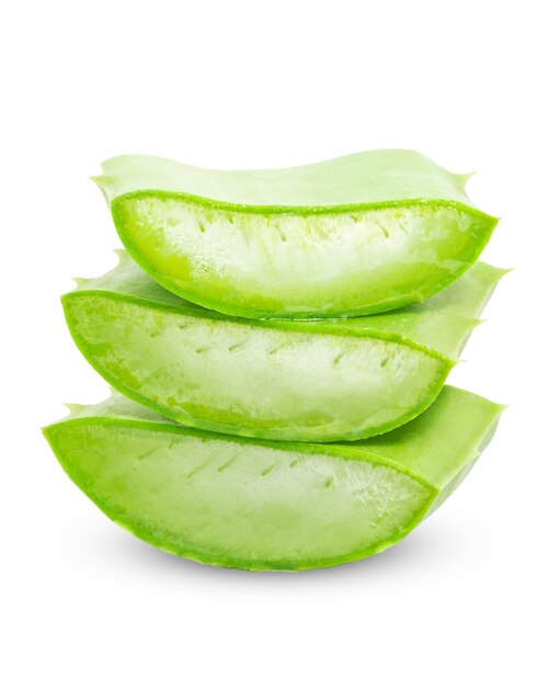 Folhas frescas de Aloe vera e fatias isoladas no fundo branco