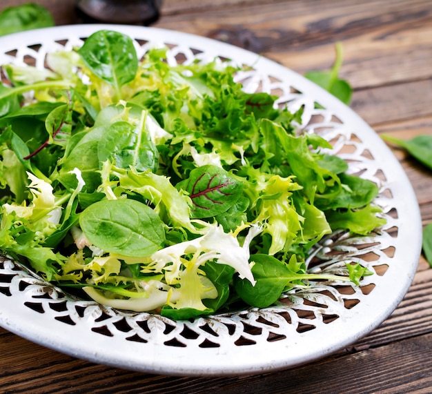 Folhas frescas de salada mista em uma tigela