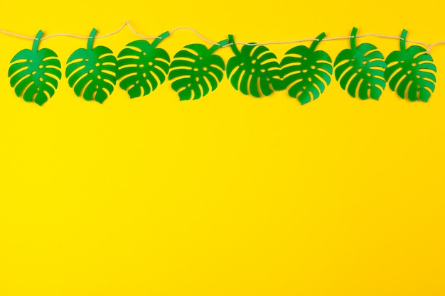 Folhas tropicais de verão, quadro de plantas. Estilo de corte de papel.