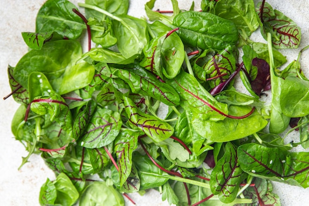 folhas verdes salada mix microgreen lanche na mesa refeição saudável vista superior cópia espaço comida