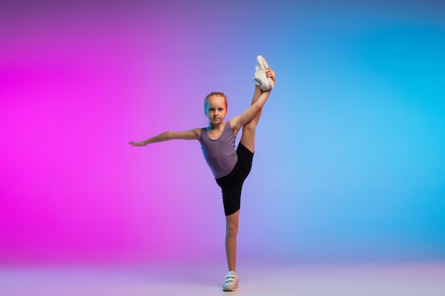 Folheto. adolescente, corredor profissional, corredor em ação, movimento isolado em gradiente rosa-azul